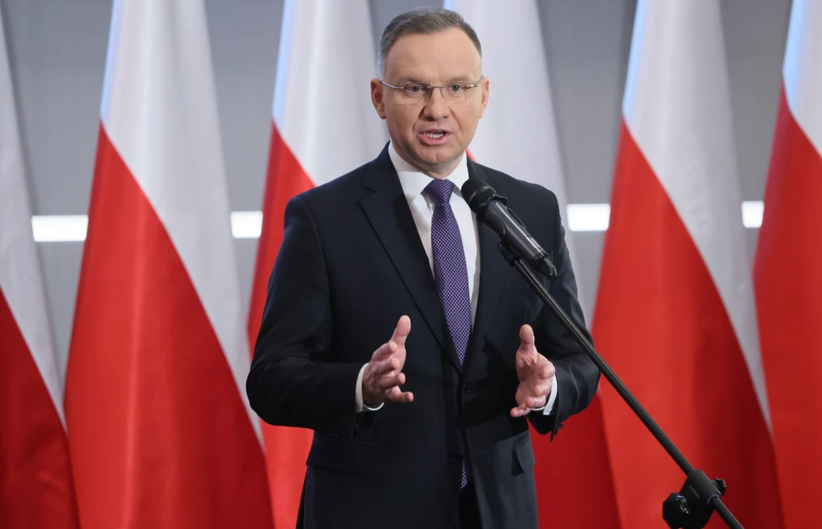 "Bezpieczeństwo Polski nie ma ceny, a dla mnie jest i będzie najważniejszą polską sprawą. Jako zwierzchnik Sił Zbrojnych jestem zawsze gotowy do współpracy z rządem w tematach dotyczących wzmacniania naszego bezpieczeństwa" - powiedział w niedzielnym orędziu noworocznym Andrzej Duda. Prezydent ponadto zarzucił koalicji rządowej, że "dopuściła się próby siłowego przejęcia mediów publicznych".