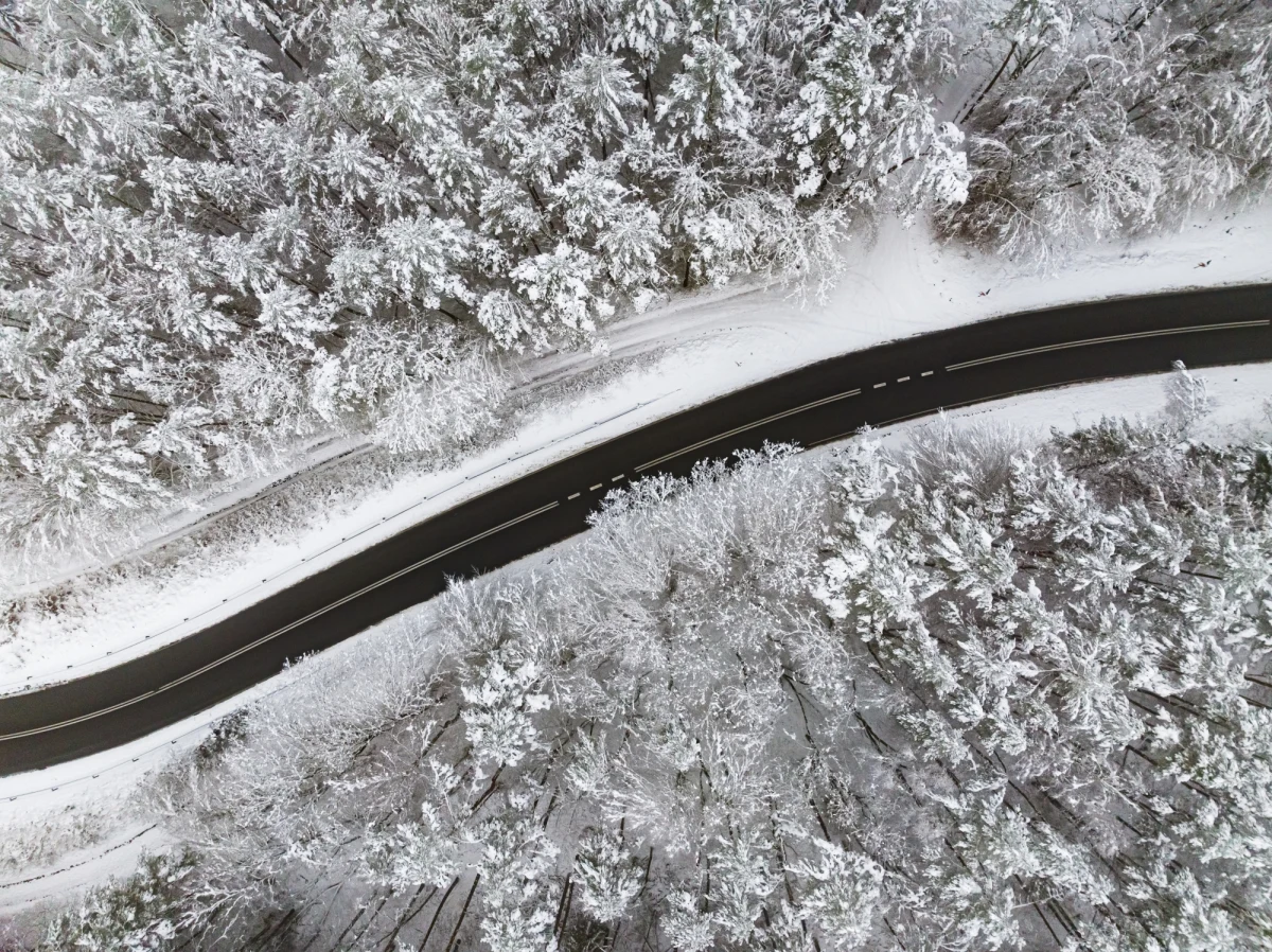 "Pierwszy dzień nowego roku będzie deszczowy. Spadnie też deszcz ze śniegiem i śnieg. Na termometrach będzie od 0 do 8 st. C" - przekazała Agnieszka Prasek, synoptyk z Centralnego Biura Prognoz Instytutu Meteorologii i Gospodarki Wodnej. Dla części regionów wydano ostrzeżenia IMGW. 
