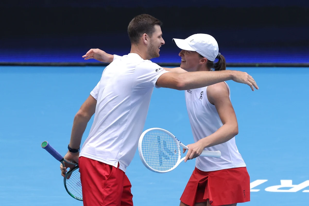 Polska wygrała z Hiszpanią 2:1 w drugim meczu grupowym w Perth i awansowała do ćwierćfinału rozgrywanego w Australii tenisowego turnieju United Cup. Triumf zapewnił Biało-Czerwonym zwycięstwo miksta Iga Świątek - Hubert Hurkacz.