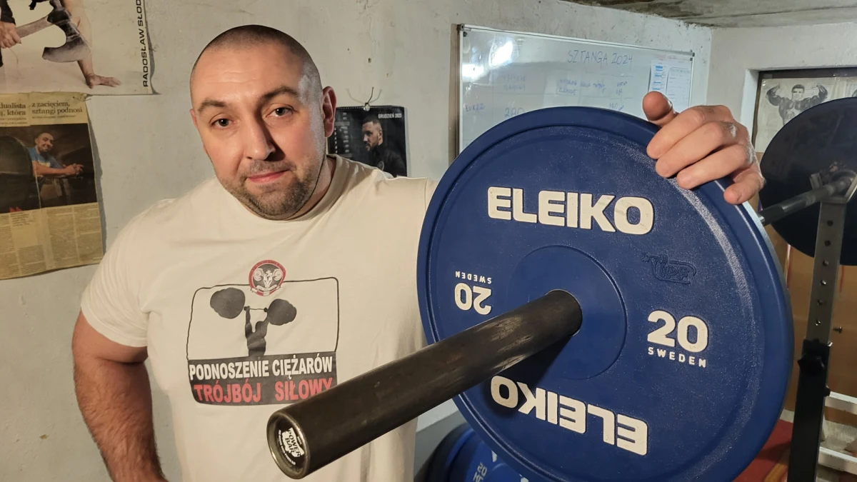 Jak wejść w 2024 rok, jeśli chcemy wyrobić w sobie zdrowe nawyki? Kluczem jest systematyczność - mówi sierż. szt. Adam Szymanowski, zawodowo policjant z komendy w Gostyniu, a po godzinach - mistrz Polski policjantów w trójboju siłowym. W RMF FM sprawdzamy, jak wygląda jego dieta, treningi oraz czy poradzi sobie z nim jeden z naszych reporterów.