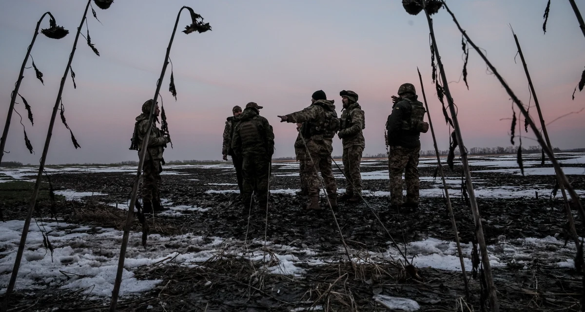 Pełnoskalowa wojna w Ukrainie trwa już prawie dwa lata i końca nie widać. Jak przekonują brytyjskie źródła wywiadowcze, obie strony nie są w stanie dokonać istotnego przełomu na polu bitwy, dlatego nie spodziewajmy się rozstrzygnięć w 2024 roku. Rozwiązaniem może być jednak przeciągnięcie konfliktu do 2025 roku, ale i ten plan ma pewne wady.