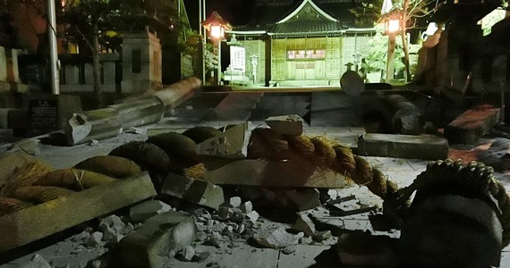 Środkową Japonię nawiedziło w poniedziałek silne trzęsienie ziemi o magnitudzie 7,5. Służby natychmiast wydały ostrzeżenie przed tsunami dla północno-zachodniego wybrzeża. Choć pierwotnie prognozowano wystąpienie fal o wysokości 5 m, to ostatecznie tsunami miało 1,2 m. W trzęsieniu ziemi życie straciło co najmniej 5 osób, a ponad 70 zostało rannych.
