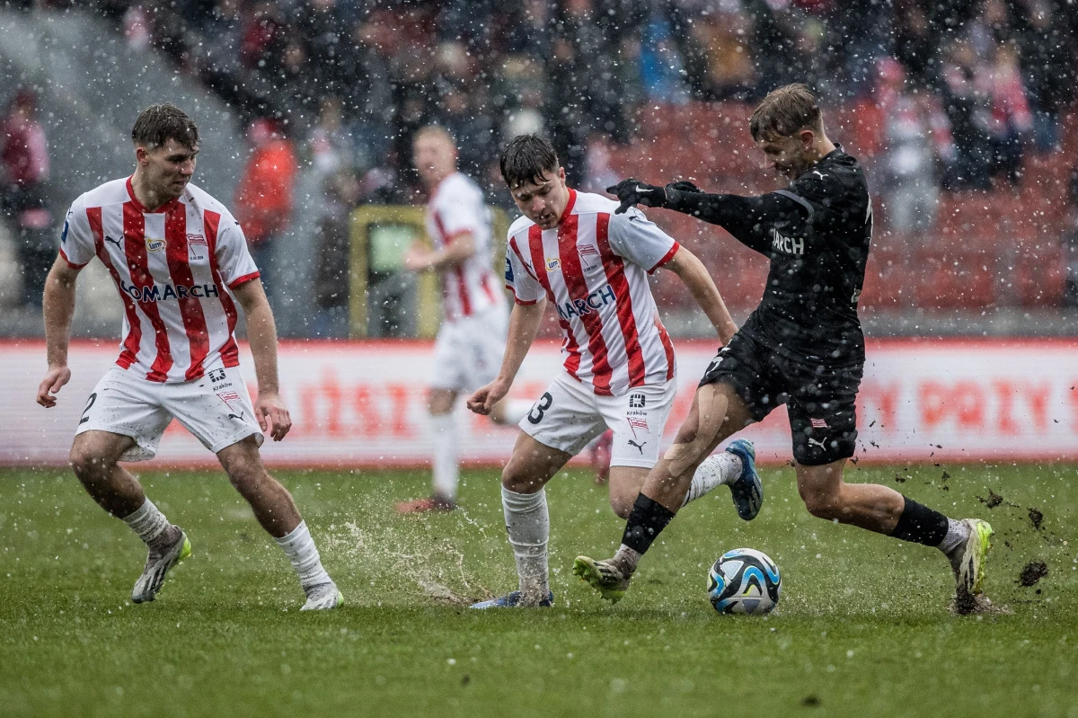 Osiem bramek padło w tradycyjnym noworocznym meczu w Krakowie. Zespół Cracovii, złożony z piłkarzy ekstraklasy, pokonał drużynę juniorów 6:2. Pierwszy do siatki trafił Sylwester Lusiusz w dziewiątej minucie spotkania.