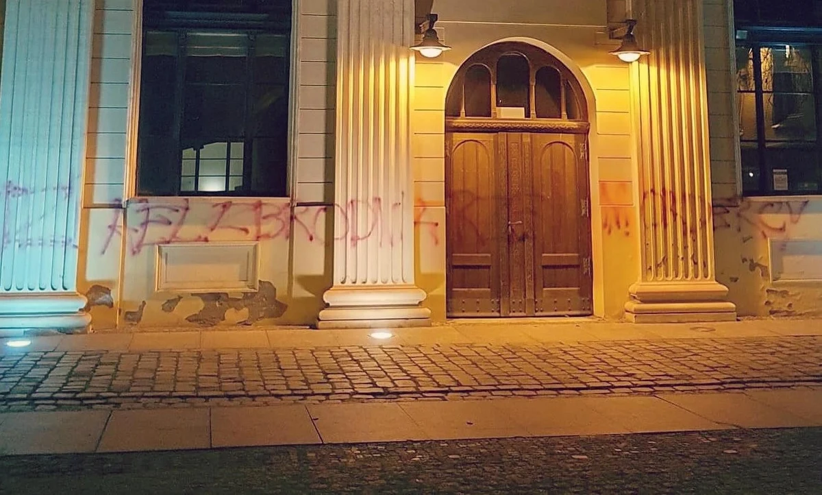"Izrael zbrodniarze i mordercy" - taki napis pojawił się na fasadzie Synagogi Pod Białym Bocianem we Wrocławiu. Policja szuka osoby, która go wykonała. 