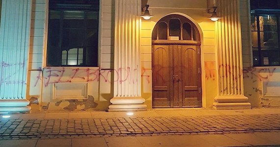 "Izrael zbrodniarze i mordercy" - taki napis pojawił się na fasadzie Synagogi Pod Białym Bocianem we Wrocławiu. Policja szuka osoby, która go wykonała. 