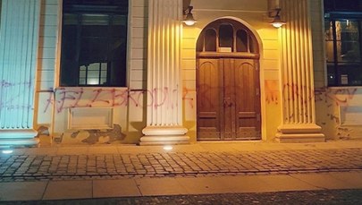 Zdewastowana fasada wrocławskiej synagogi. Policja szuka sprawcy