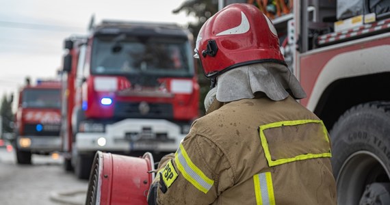 Pożar mieszkania w budynku wielorodzinnym w Ostródzie. Do szpitala zabrano kobietę i dwójkę jej dzieci – przekazała straż pożarna.  
