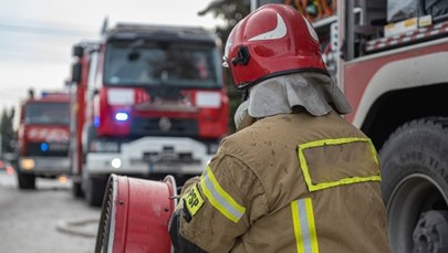 Ogień w mieszkaniu w Ostródzie. Do szpitala zabrano matkę i dwójkę dzieci  