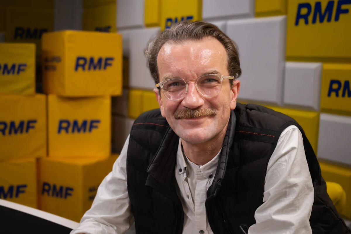 "Kiedy na samym początku tam dołączyłem, pojawił się Piotr Fronczewski, uścisnął mi dłoń powiedział ‘cześć’, tym swoim przepięknym aksamitem, to było dla mnie bardzo zaszczytne, bardzo podniosłe i bardzo się zestresowałem, ale to jest potrzebny stres w tej robocie – bo mamy do czynienia z wyzwaniem" - tak Tomasz Kot wspominał w Porannej rozmowie w RMF FM pierwsze próby na planie "Akademii Pana Kleksa". Aktor w najnowszej produkcji wcieli się w samego Ambrożego Kleksa.