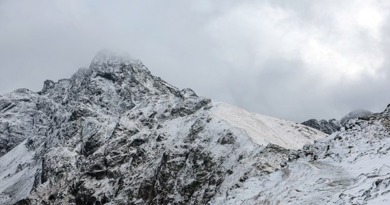 W Tatrach panują trudne warunki do uprawiania turystyki. Szlaki w wielu miejscach są mocno oblodzone i bardzo śliskie – informuje Tatrzański Park Narodowy (TPN). Zagrożenie lawinowe wzrosło do drugiego stopnia.