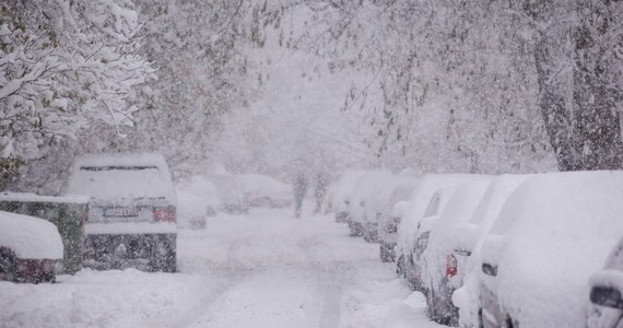 IMGW ostrzega przed intensywnymi opadami śniegu, które mogą wystąpić w części województwa podlaskiego. Synoptycy prognozują, że może spaść nawet do 15 cm śniegu.
