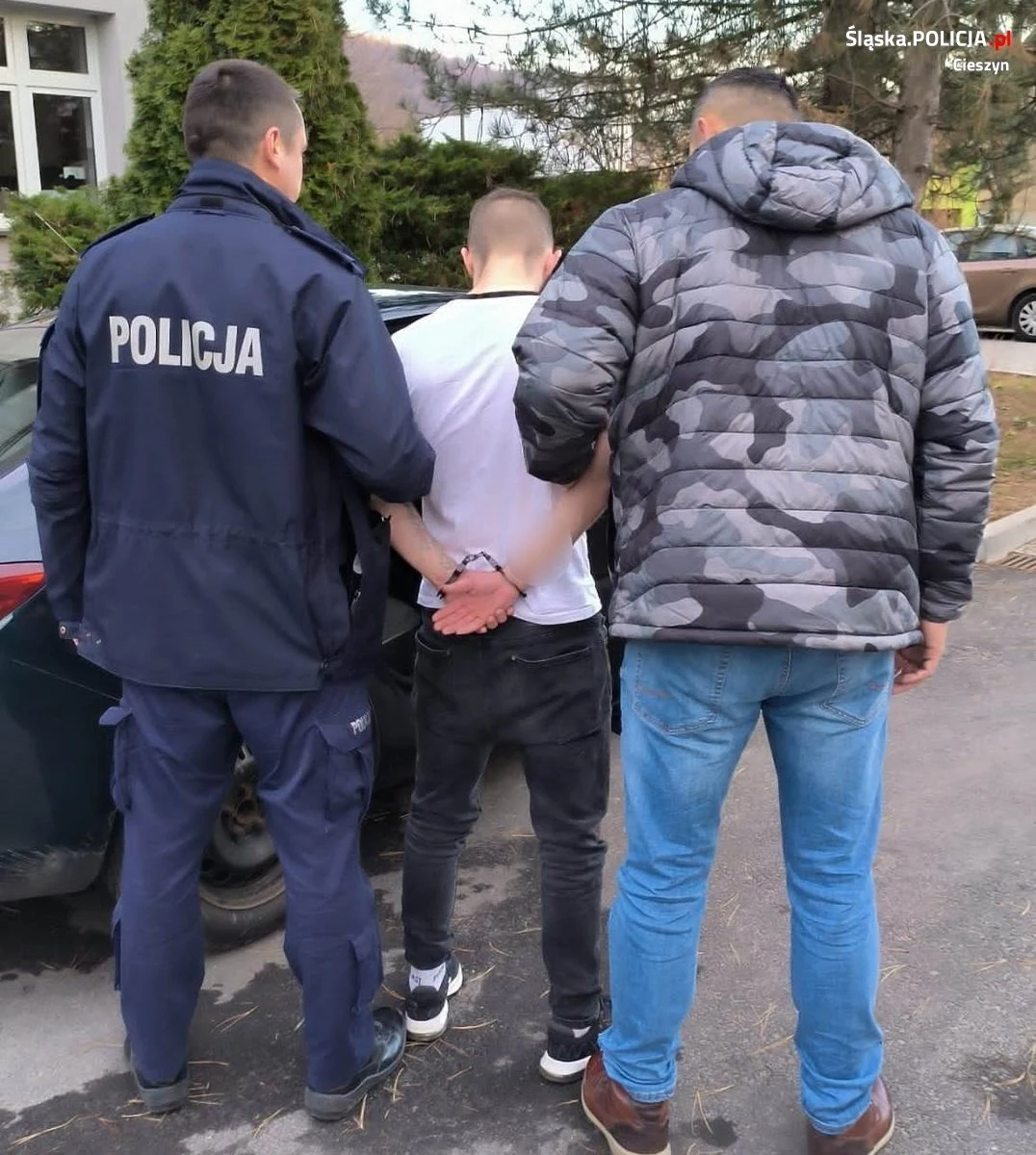 Do 20 lat więzienia grozi dwóm mężczyznom, którzy w Wigilię zamówili kurs taksówką z Czech do Ustronia, a potem grożąc kierowcy nożem ukradli auto, telefon i gotówkę. Obaj zostali tymczasowo aresztowani. 