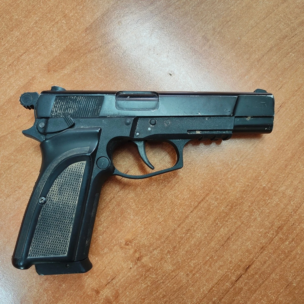 Zazdrość kierowała 23-latkiem z powiatu wielickiego, który z broni pneumatycznej strzelił do organizatora "domówki". Poszkodowany mężczyzna z obrażeniami kończyn i tułowia trafił do szpitala. Sprawca został zatrzymany.      