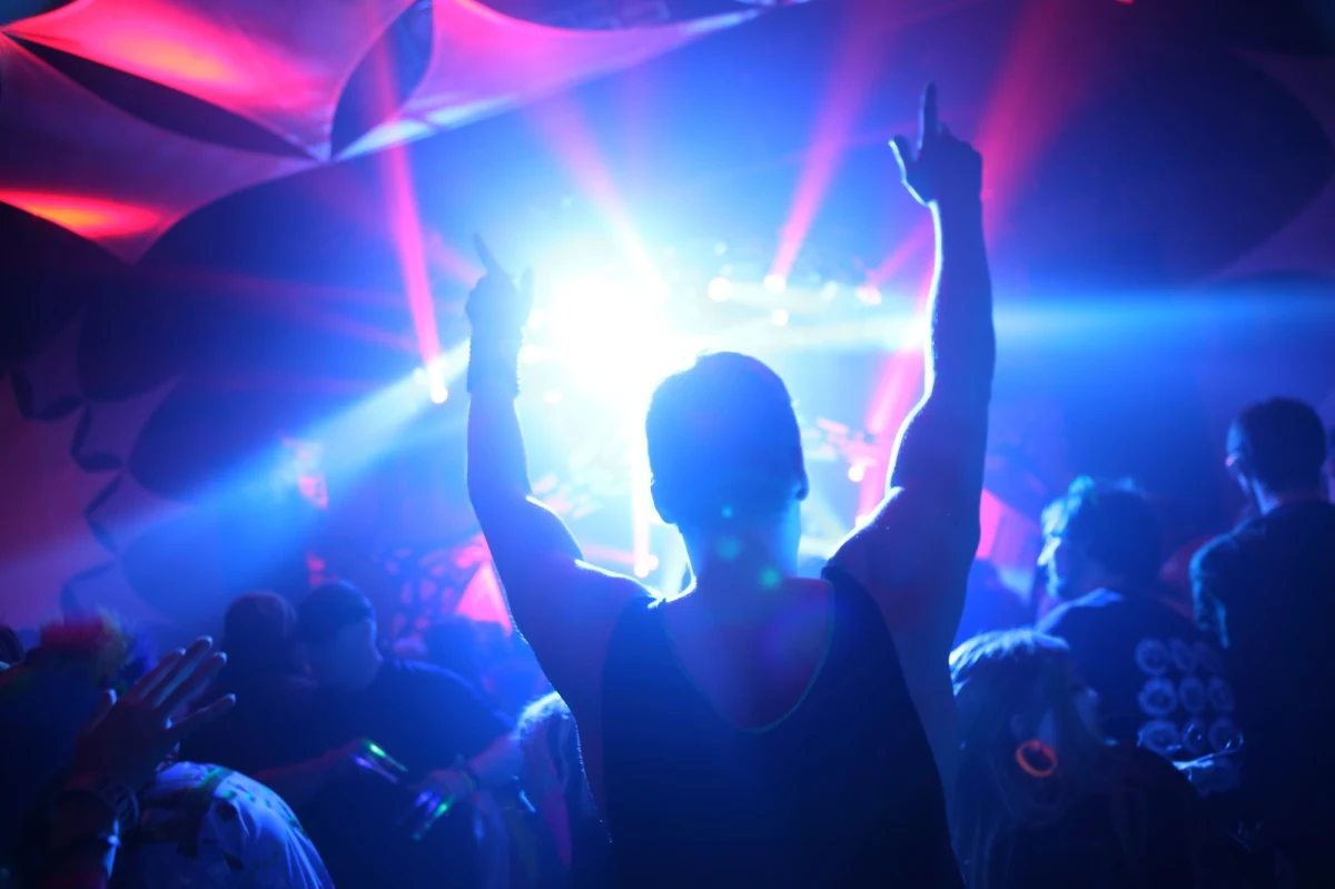 "Sąd Rejonowy w Zakopanem aresztował tymczasowo na okres trzech miesięcy 39-latka, który siekierą zaatakował ochronę jednej z tutejszych dyskotek" – powiedział rzecznik zakopiańskiej policji asp. sztab. Roman Wieczorek. Mężczyzna chciał się zemścić za to, że nie został wpuszczony do lokalu.