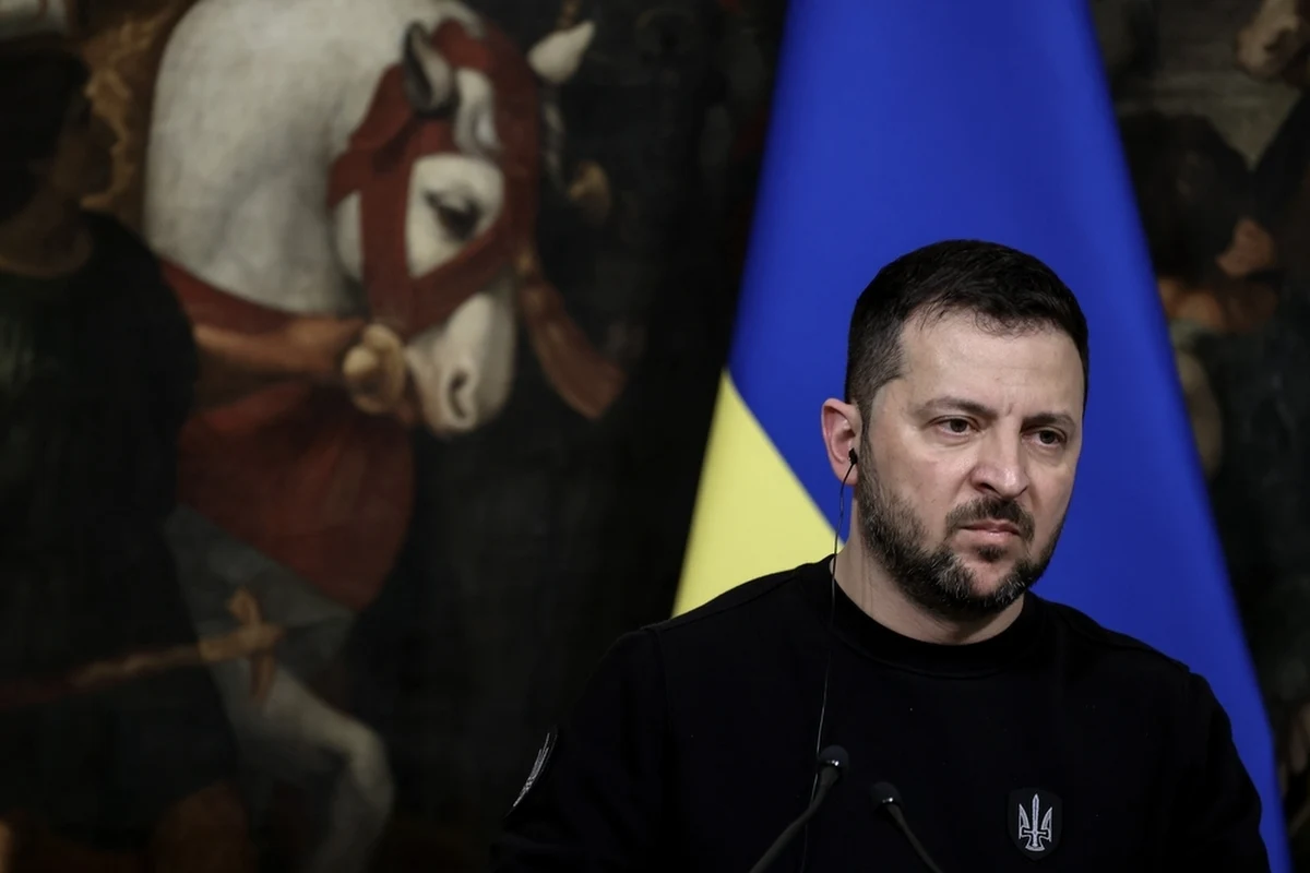 Wołodymyr Zełenski jest wściekły. W noworocznym wywiadzie dla brytyjskiego "The Economist" ukraiński prezydent nie ukrywa swojej irytacji postawą Zachodu, a także niektórych krajanów - za bardzo, jak uważa, zdystansowanych wobec sytuacji Ukrainy. "Być może nie udało nam się tak, jak chciałby tego świat. Nie wszystko dzieje się tak, jak niektórzy sobie wyobrażali" - przyznaje Zełenski, ale podkreśla, że sytuacja cały czas jest pod kontrolą Kijowa.