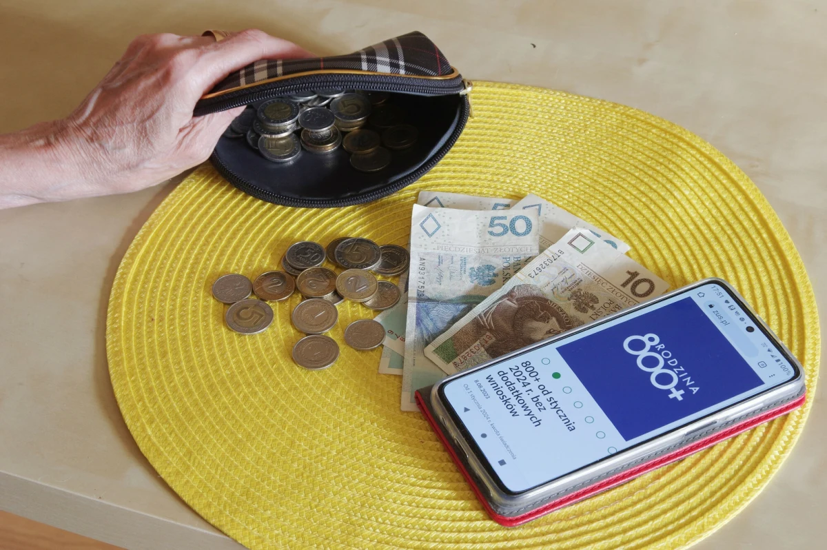 1 stycznia zmieniła się wysokość świadczenia wychowawczego, jaki otrzymują rodzice na każde dziecko. To już nie 500, a 800 zł. Oszuści wykorzystują ten moment, by próbować wyłudzać pieniądze. 