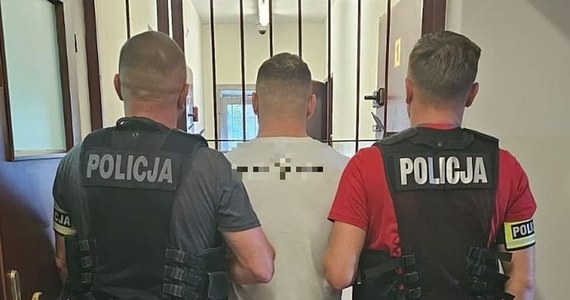 Po kilku miesiącach policjantom udało się ustalić personalia jednego ze sprawców napadu na kantor, do którego doszło w Małogoszczu w województwie świętokrzyskim. Mężczyzna został zatrzymany, usłyszał też zarzuty.