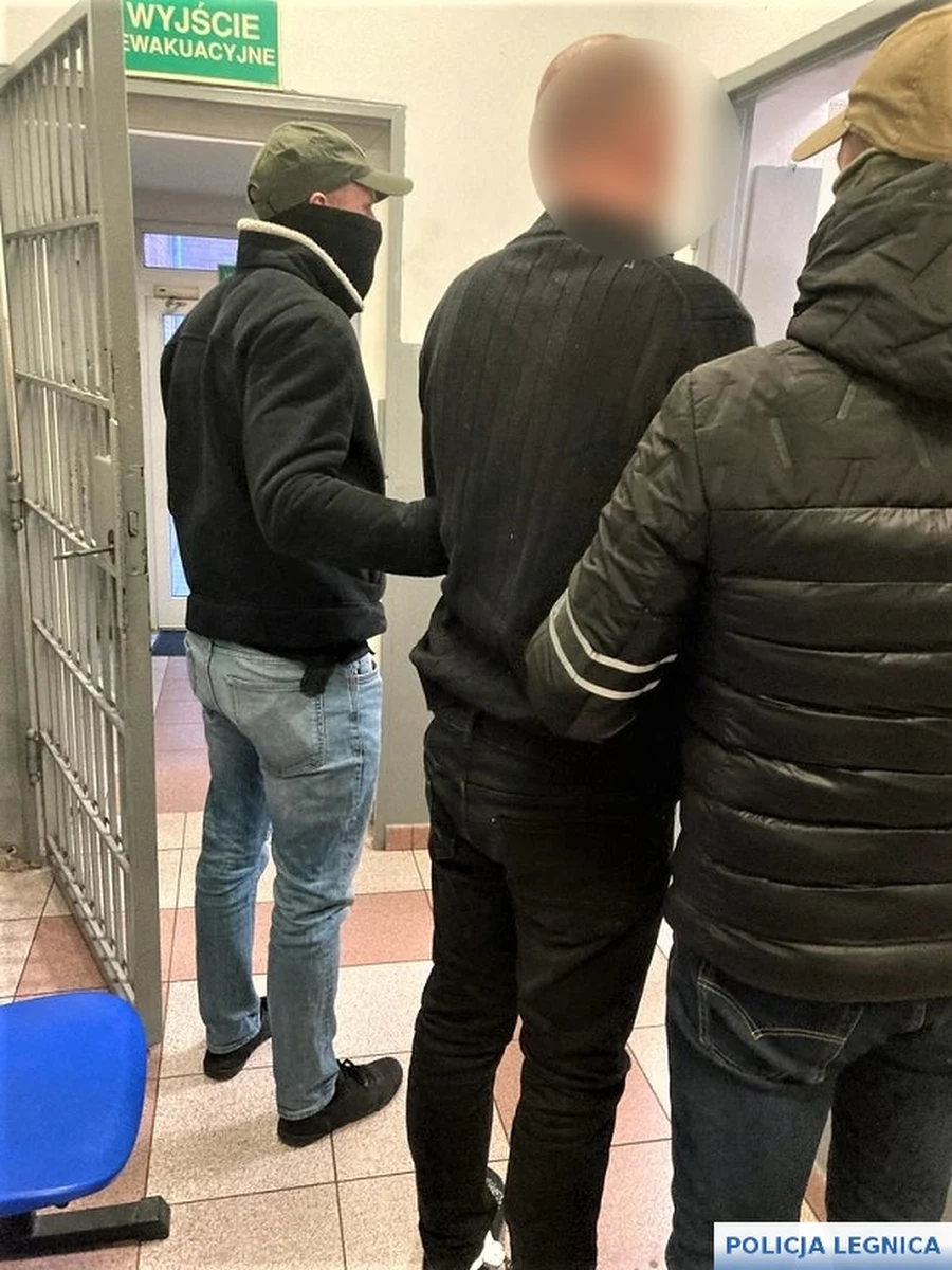 Usiłowanie zabójstwa niespełna 18-letniego chłopaka to jeden z zarzutów, jakie usłyszał nożownik z Legnicy. Mężczyzna ranił dwie osoby i uszkodził cztery samochody. Dziś sąd zdecydował, że trzy najbliższe miesiące spędzi w areszcie.