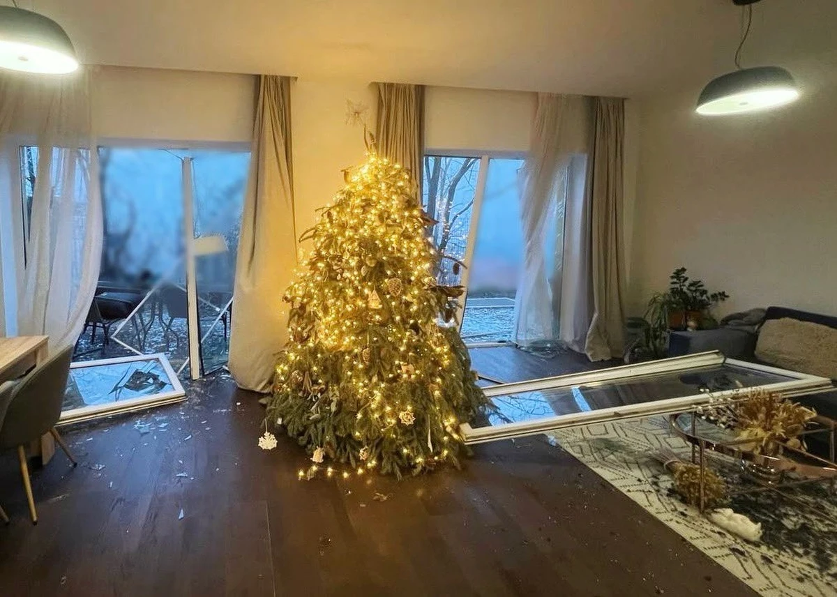 Kijów, obwód kijowski i Charków były głównym celem dzisiejszego zmasowanego ataku na Ukrainę. Rosyjska rakieta uderzyła obok domu ukraińskiej posłanki. Kira Rudyk opublikowała zdjęcia zniszczonego mieszkania. 