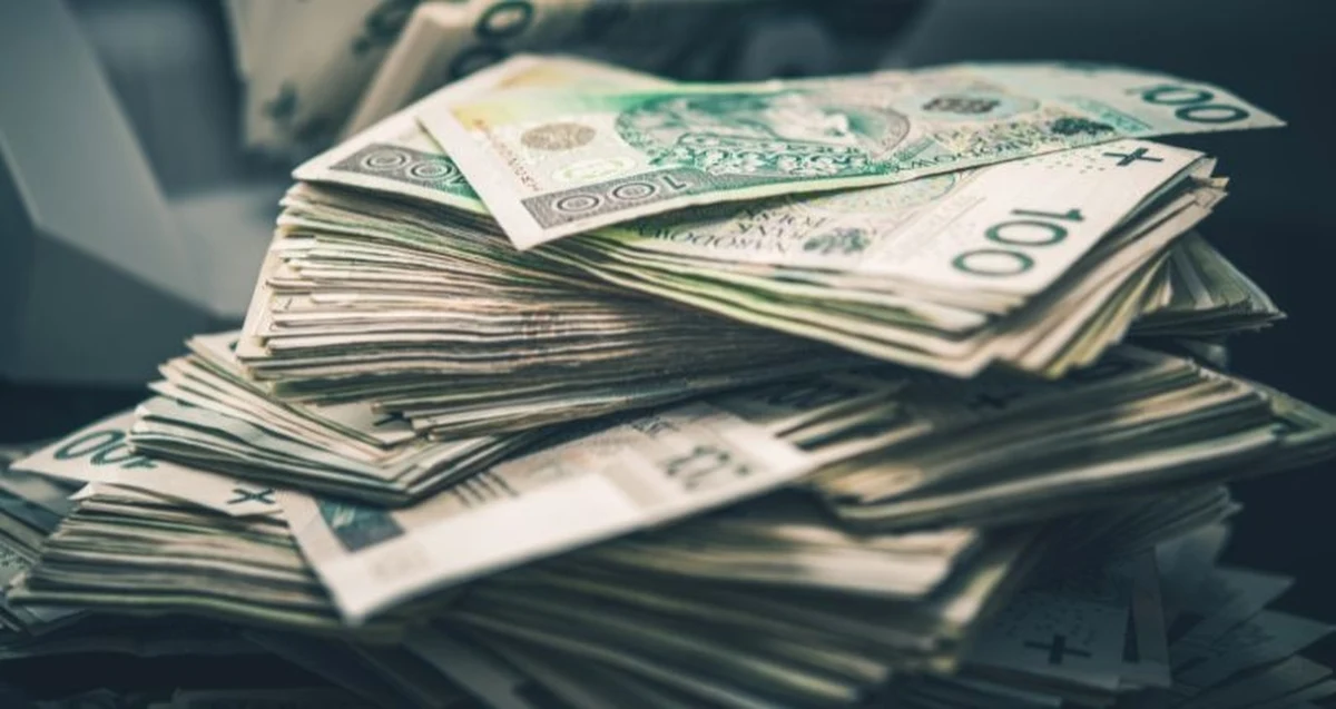 Kto nie skorzystał do tej pory z Bezpiecznego Kredytu 2 Procent, ten już może o tym zapomnieć. Bank Gospodarstwa Krajowego wstrzymał przyjmowanie wniosków. Ministerstwo Rozwoju i Technologii zapowiada, że program będzie wygaszany.