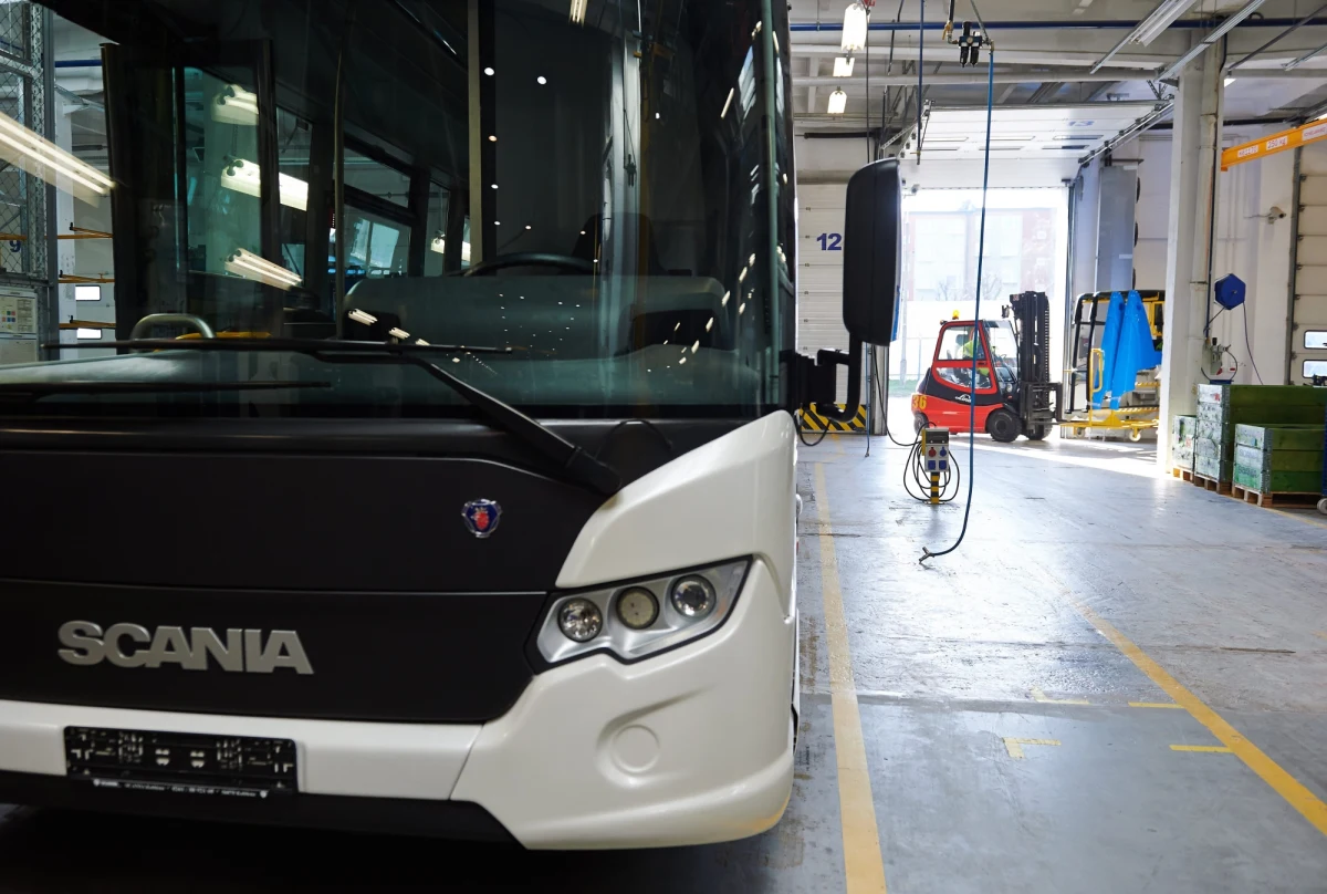 10 413 - tyle autobusów powstało w słupskiej fabryce Scanii w jej niemal 30-letniej historii. Spółka poinformowała, że w grudniu 2023 roku w zakładzie został zmontowany ostatni taki pojazd. Fabryka ma zostać zamknięta w pierwszym kwartale 2024 roku.