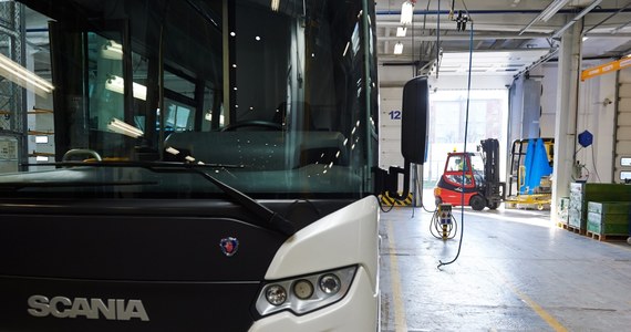 10 413 - tyle autobusów powstało w słupskiej fabryce Scanii w jej niemal 30-letniej historii. Spółka poinformowała, że w grudniu 2023 roku w zakładzie został zmontowany ostatni taki pojazd. Fabryka ma zostać zamknięta w pierwszym kwartale 2024 roku.