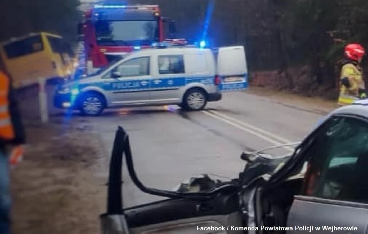 Jedna osoba została przetransportowana do szpitala po zderzeniu samochodu osobowego ze szkolnym autobusem koło Wejherowa na Pomorzu. W autobusie poza kierowcą znajdowały się dwie osoby - w tym jedno dziecko.