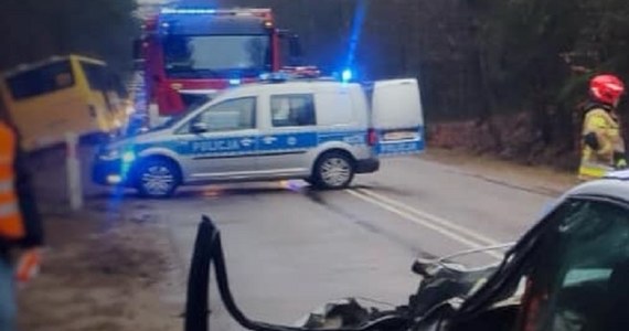 Jedna osoba została przetransportowana do szpitala po zderzeniu samochodu osobowego ze szkolnym autobusem koło Wejherowa na Pomorzu. W autobusie poza kierowcą znajdowały się dwie osoby - w tym jedno dziecko.