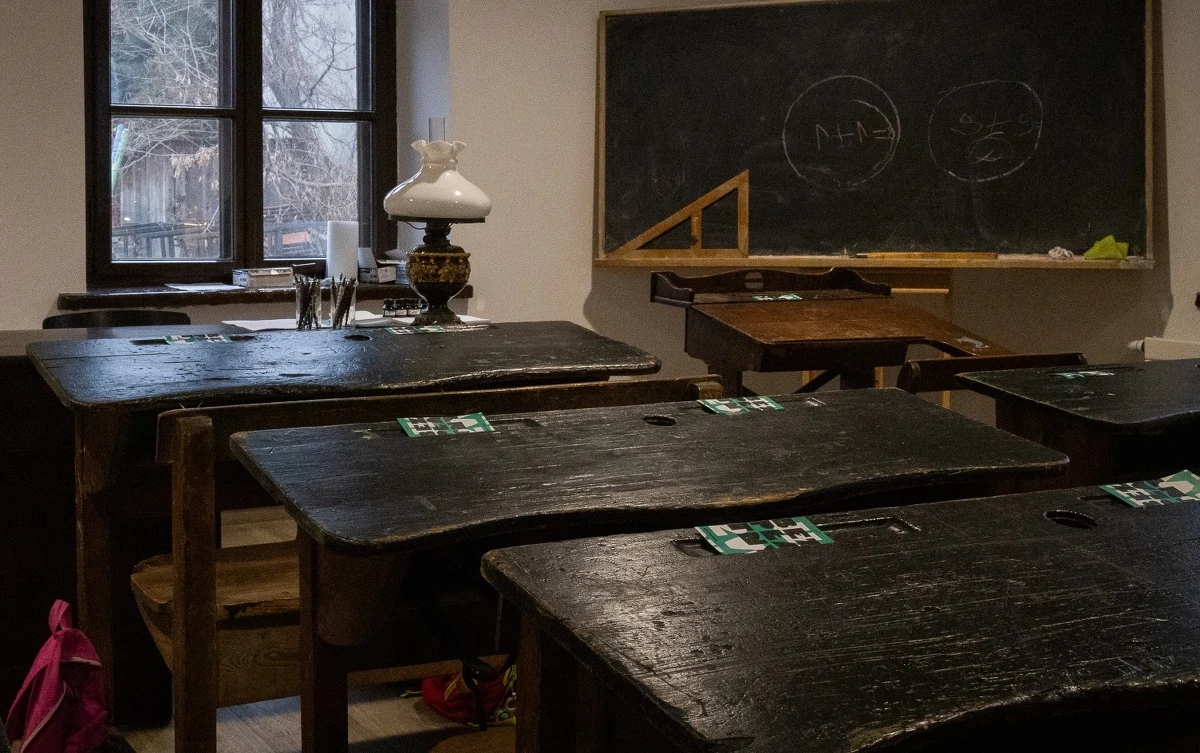 Lekcje kaligrafii, chemii, czy fizyki sprzed 120 lat? Tak, to możliwe. Wystarczy wybrać się do warszawskiego Wawra. W tzw. Murowance przy ul. Płowieckiej 77 powstało niezwykłe miejsce - "Muzeum z Klasą".