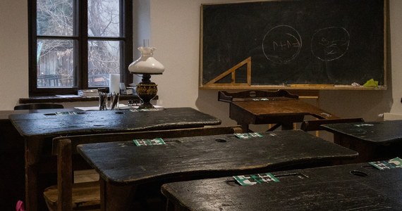 Lekcje kaligrafii, chemii, czy fizyki sprzed 120 lat? Tak, to możliwe. Wystarczy wybrać się do warszawskiego Wawra. W tzw. Murowance przy ul. Płowieckiej 77 powstało niezwykłe miejsce - "Muzeum z Klasą".