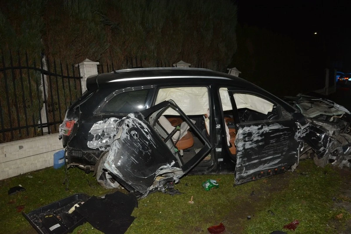 Policja z Krosna w woj. podkarpackim opublikowała zdjęcia z wypadku, do którego doszło noc wcześniej. Rozpędzone audi uderzyło w dom. Na szczęście nikomu nic poważnego się nie stało. 