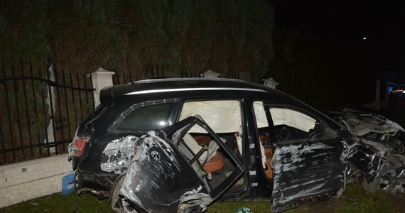 Policja z Krosna w woj. podkarpackim opublikowała zdjęcia z wypadku, do którego doszło noc wcześniej. Rozpędzone audi uderzyło w dom. Na szczęście nikomu nic poważnego się nie stało. 