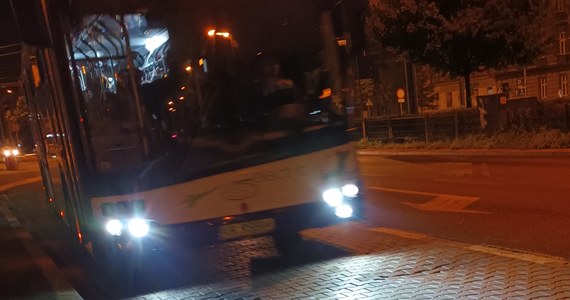 Jedna osoba została zabrana do szpitala po zderzeniu samochodu osobowego z autobusem Miejskiego Przedsiębiorstwa Komunikacyjnego w Krakowie. Pojazd MPK jechał do zajezdni.