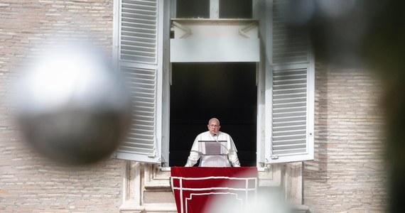 Włoski ksiądz został ekskomunikowany za to, że nazwał papieża Franciszka "uzurpatorem" - podały media. Decyzję podjął biskup diecezji Livorno w Toskanii, Simone Giusti, wydając specjalny dekret w tej sprawie.