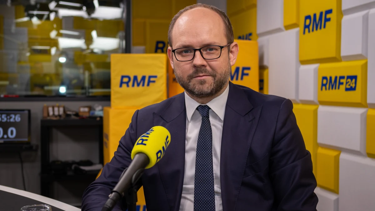 „Prezydent wysyła sygnały otwartości na współpracę. Nie są to pierwsze sygnały, bo nie tylko w orędziu noworocznym mówił o tym, że jest gotów do współpracy. Ale wyciągnął także wnioski z historii. Pamięta dokładnie, jak to było za czasów prezydenta Lecha Kaczyńskiego - bo był wówczas jego ministrem - jak agresywnie miejscami ówczesny rząd Donalda Tuska traktował prezydenta. Prezydent mówi: znam tę historię, jestem przygotowany na brak gotowości do współpracy” – tak noworoczne orędzie prezydenta skomentował w Popołudniowej rozmowie w RMF FM Marcin Przydacz, były minister w kancelarii Andrzeja Dudy.