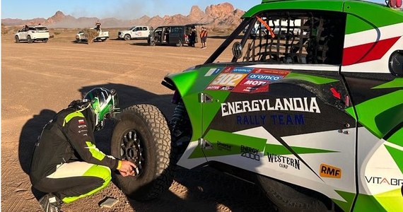 Zaledwie 3 dni pozostały do rozpoczęcia Rajdu Dakar 2024. Jest to ostatni moment na przygotowania do pustynnego maratonu w Arabii Saudyjskiej. Zespół Energylandia Rally Team spędza ten czas na pracy z samochodami. 