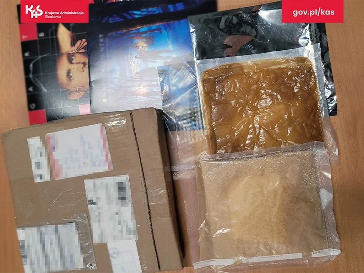 Mazowiecka Krajowa Administracja Skarbowa (KAS) wykryła blisko 1 kg substancji odurzających w przesyłce pocztowej. Szacunkowa wartość czarnorynkowa towaru to ok. 800 tys. zł. Odbiorca przesyłki został zatrzymany