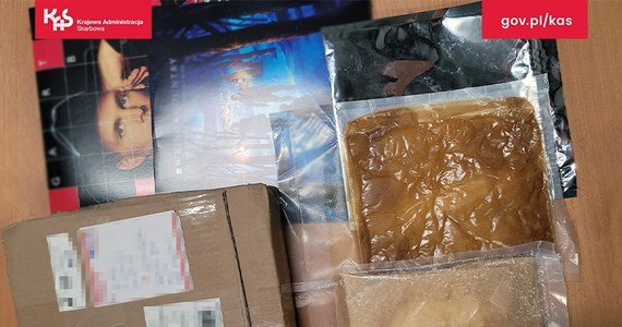 Narkotyki warte 800 tys. zł znaleziono w przesyłce pocztowej