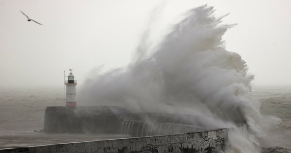 Porywy wiatru osiągające 150 km/h i ulewne deszcze. Cyklon Henk uderzył w część Wielkiej Brytanii. Są spore utrudnienia na kolei. Wydano setki ostrzeżeń przed powodziami. Wiele domów pozostaje bez prądu. 