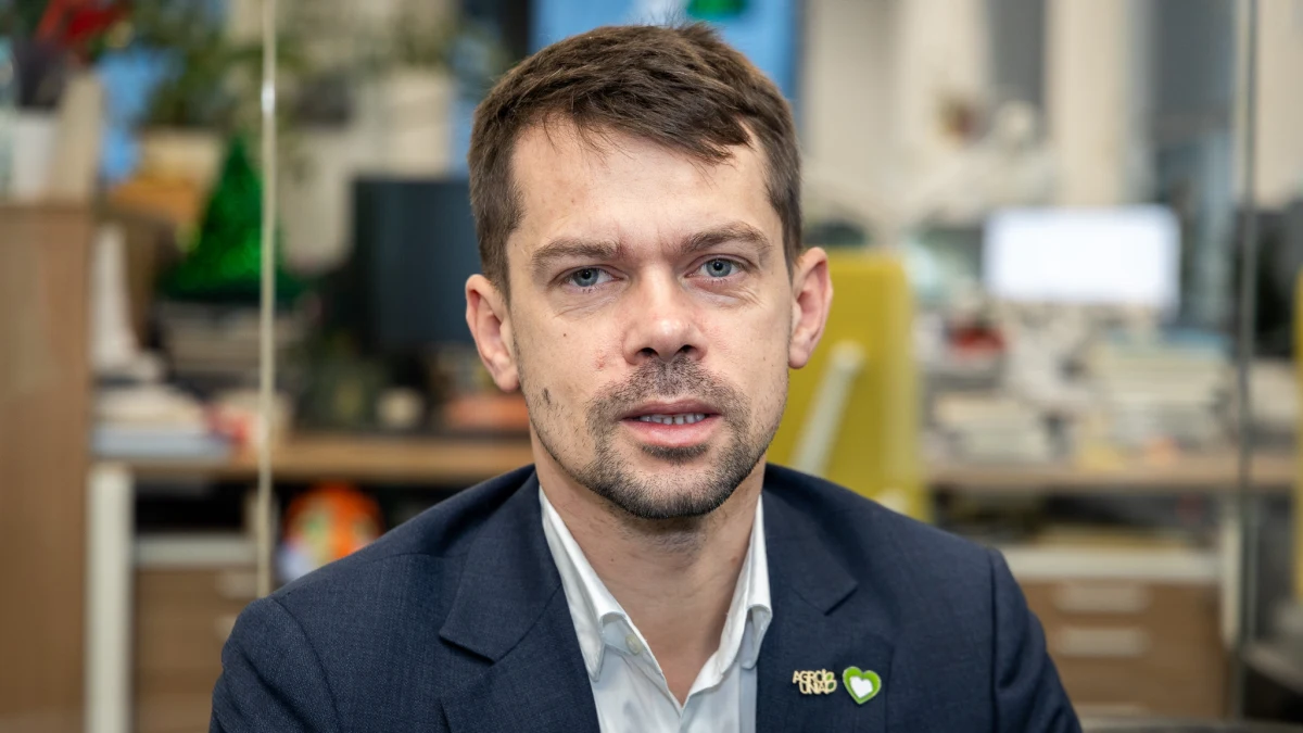 "Ministerstwo akceptuje wszystkie 3 postulaty rolników i przyjmuje je do realizacji" - mówił w Rozmowie w południe w RMF FM i Radiu RMF24 wiceminister rolnictwa, Michał Kołodziejczak. Odniósł się w ten sposób do żądań organizacji "Podkarpacka Oszukana Wieś", która ma dzisiaj podjąć decyzję, czy wznowi protest na przejściu w Medyce. "Nie pozwolę na to, żeby jakikolwiek związek rolniczy mógł być oszukany" - podkreślał.  