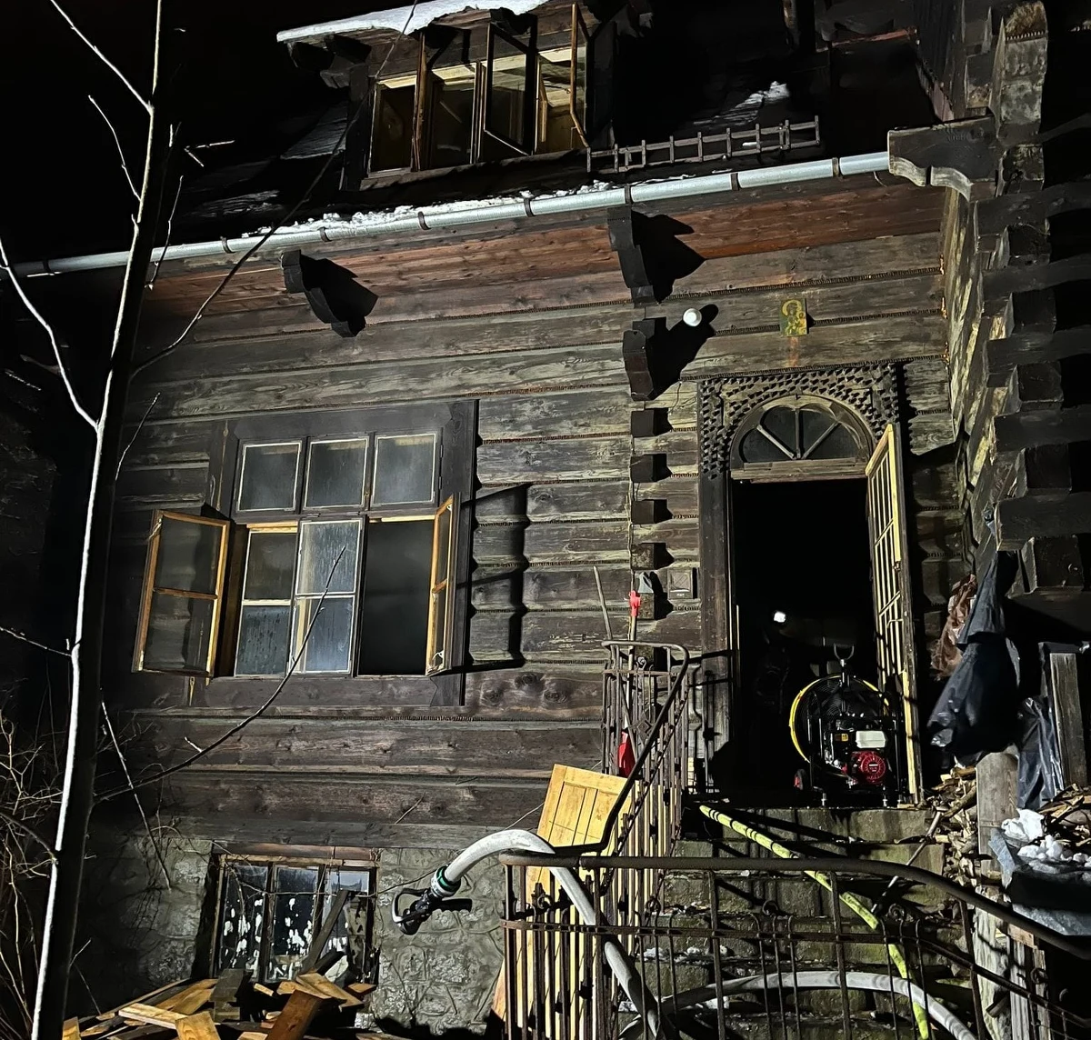 Dzięki błyskawicznej akcji straży pożarnej, udało się opanować pożar zabytkowej willi „Jadwiniówka II” w Zakopanem, wzniesionej na pocz. XX wieku. Nadpalone zostały dwie ściany budynku, a przyczyną pożaru była nieszczelność komina – przekazał komendant zakopiańskiej straży Grzegorz Worwa.