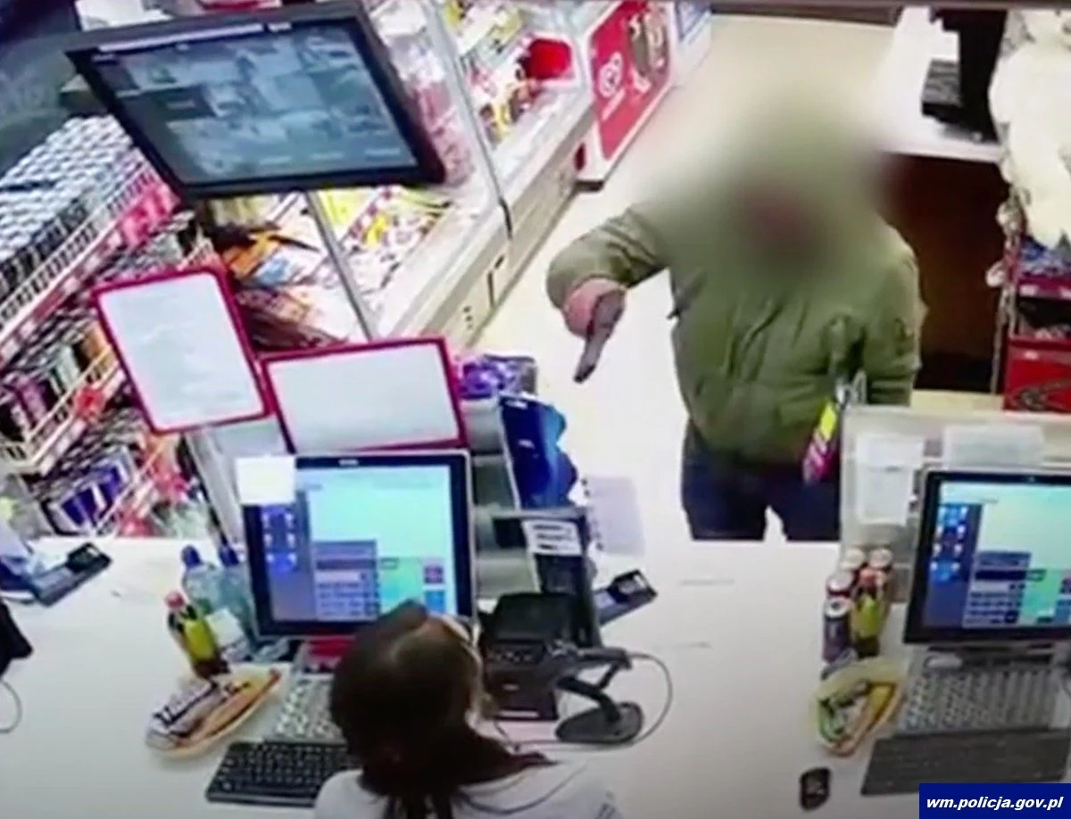 Za rozbój z użyciem niebezpiecznego narzędzia odpowie 41-latek z Ostródy, który w sylwestrowy wieczór napadł na stację paliw. Napastnik groził pracownikom i klientowi stacji pistoletem na kulki. Ukradł pluszową zabawkę.

