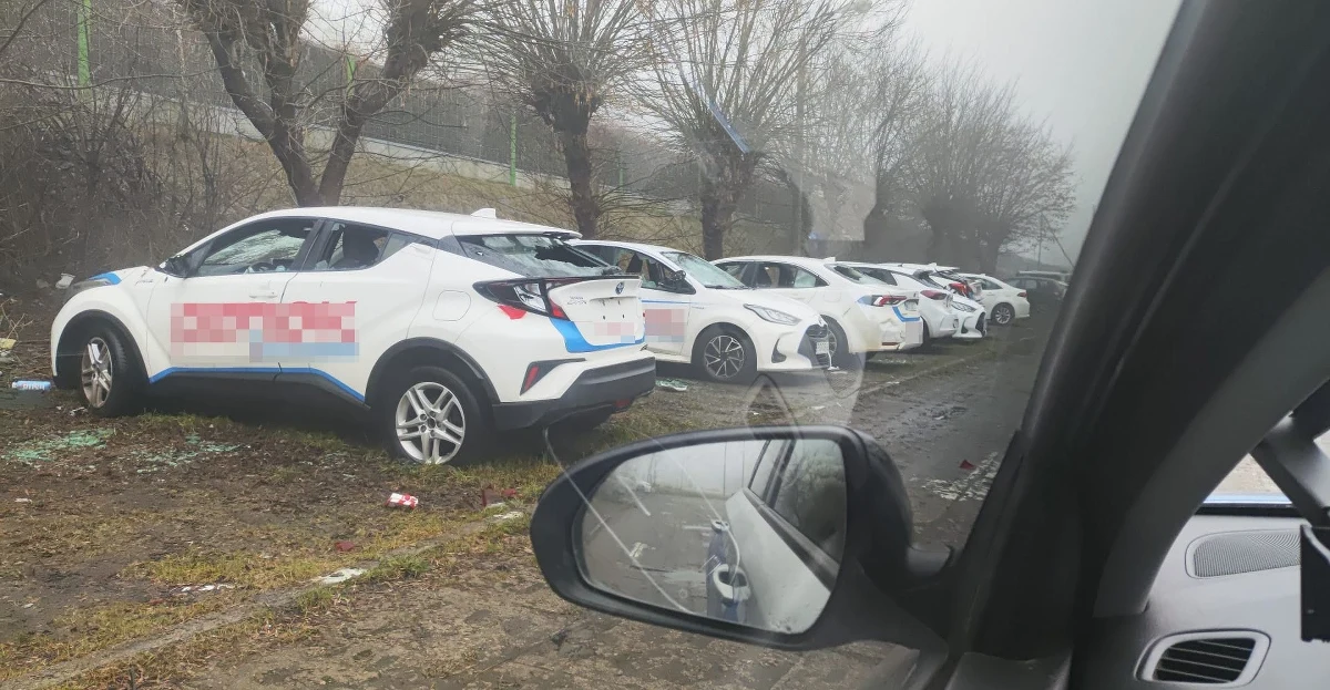 Policjanci z komisariatu w Osowej zatrzymali pijanego 40-latka z Ukrainy, który odpowie za uszkodzenie jedenastu samochodów i spowodowanie strat na prawie 140 tysięcy złotych. Mężczyzna kijem bejsbolowym wybijał w zaparkowanych autach na ul. Kadetów szyby, niszczył lusterka i lampy.