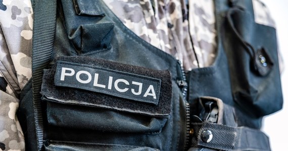 Policjanci z Poznania poszukują mężczyzny, który wczoraj na ulicy Krańcowej napadł na 41-letniego Brytyjczyka. Sprawca, grożąc nożem, zmusił pokrzywdzonego do oddania telefonu i plecaka, a potem uciekł.     