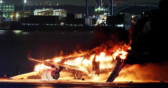 Zderzenie dwóch samolotów, kula ognia i uciekający pasażerowie. Na płycie lotniska Haneda w Tokio doszło wczoraj do dramatycznych wydarzeń. Samolot pasażerski zderzył się z maszyną należącą do japońskiej straży przybrzeżnej. Sprawna ewakuacja sprawiła, że niemal 400 osób podróżujących większą z maszyn przeżyło. Eksperci są zachwyceni tym, jak sprawnie przeprowadzono akcję i wskazują na doskonałą współpracę załogi samolotu i pasażerów oraz podkreślają wagę rygorystycznych szkoleń. 