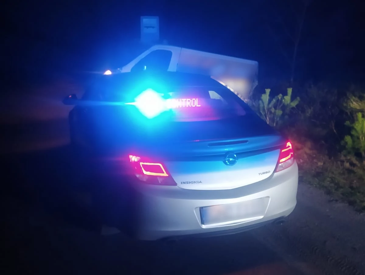 Ponad 2,5 promila alkoholu miał w organizmie kurier, który na Kaszubach samochodem dostawczy wjechał do rowu. Świadkowie wezwali policję. Słysząc to mężczyzna porzucił auto i pieszo uciekał z dwoma puszkami piwa w rękach.         