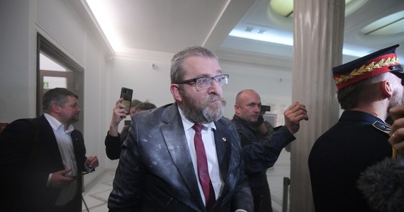 Poseł Grzegorz Braun celowo zaatakował mnie gaśnicą w Sejmie – tak miała zeznać w prokuraturze poszkodowana kobieta. Nieoficjalnie informacje na ten temat zebrał reporter RMF FM. Kobieta została przesłuchana w śledztwie wszczętym po tym, gdy parlamentarzysta zgasił gaśnicą chanukowe świece zapalone w budynku Sejmu. 