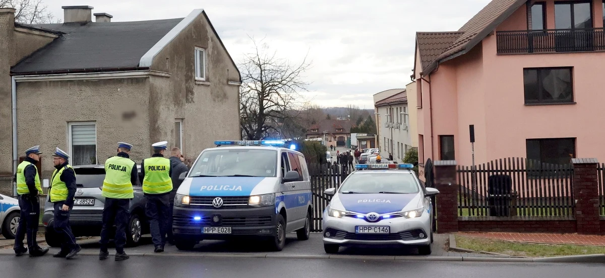 3 osoby trafiły do szpitala po ataku desperata na terenie jednej z firm przy ul. Wyszyńskiego w Częstochowie. W czasie policyjnej akcji padł strzał. 