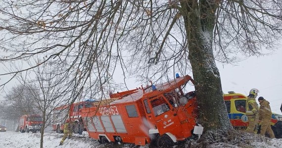 W miejscowości Skurpie ( Warmińsko-Mazurskie) wóz strażacki zjechał na pobocze a potem uderzył w drzewo. Dwóch strażaków zostało rannych. W regionie panują trudne warunki na drogach. 