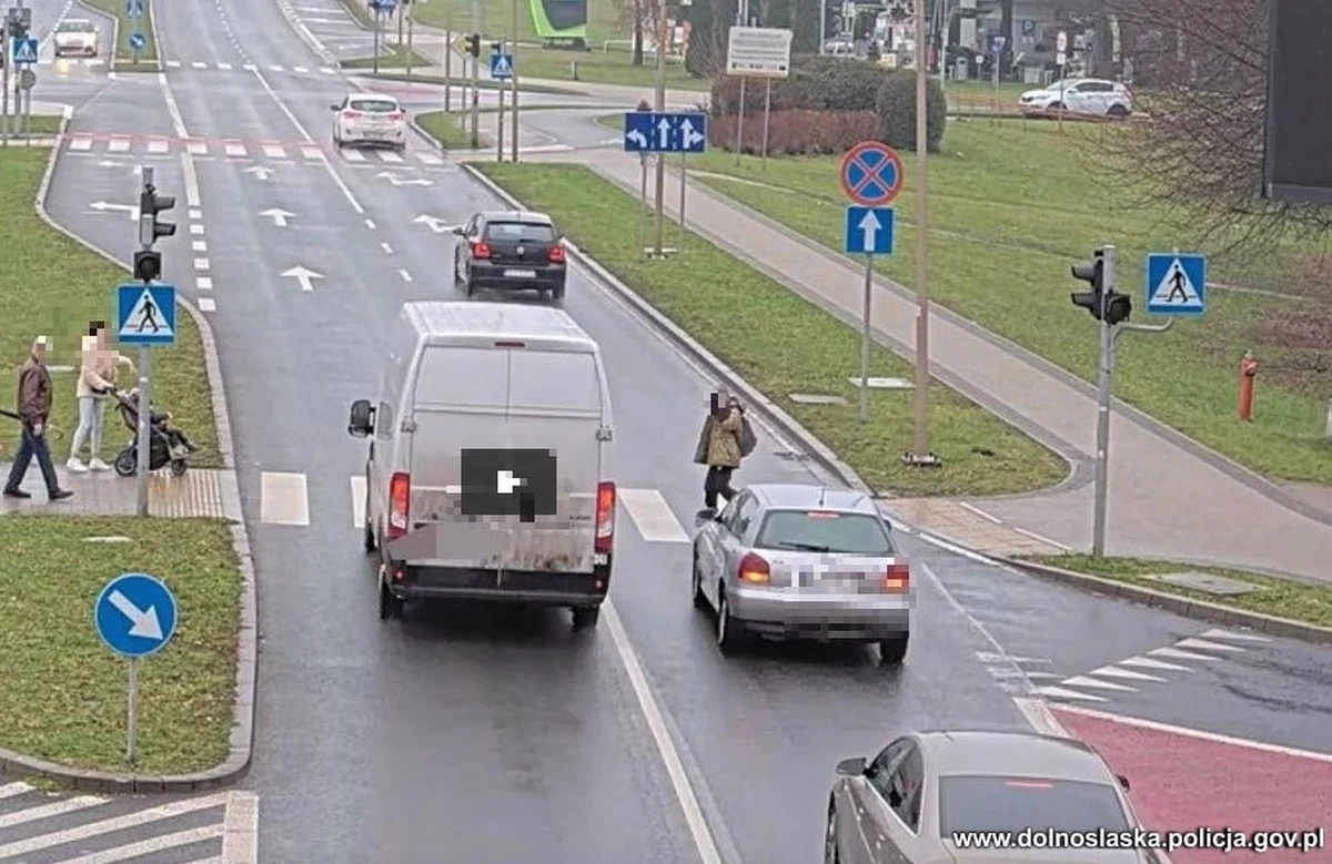 Policjanci opublikowali ku przestrodze nagranie z kamer monitoringu miejskiego, na którym zarejestrowana została bardzo niebezpieczna sytuacja. Doszło do niej na jednej z lubińskich ulic. Nastolatek nie zwracając uwagi na sygnalizator świetlny, który pokazywał sygnał czerwony, wszedł na przejście dla pieszych wprost przed nadjeżdżające pojazdy. Pieszy na głowie miał kaptur, a w ręce trzymał telefon komórkowy.